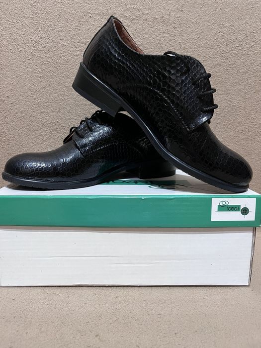 Лаковані черевики