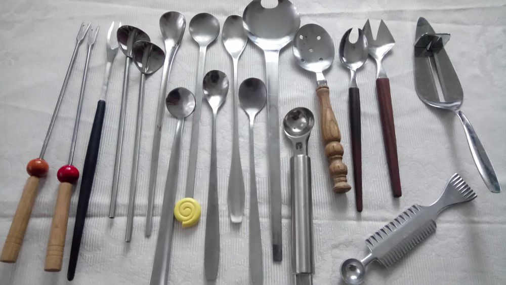 Различные столовые приборы.