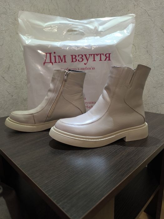 Продам женские ботинки