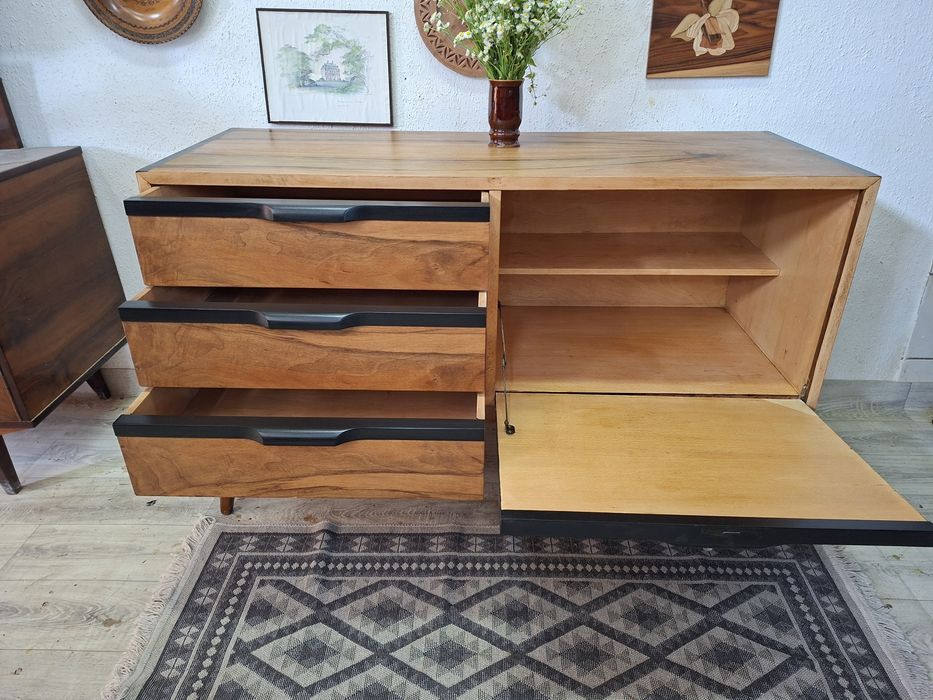 Komoda RTV po renowacji – drewno + czarne akcenty | Mid-Century Modern