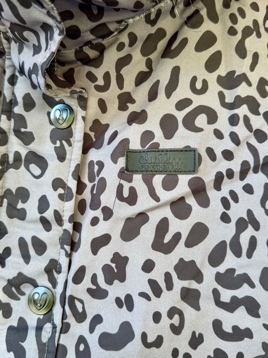 Casaco Estiloso com Estampa de Leopardo e Capuz com Pêlo Sintético