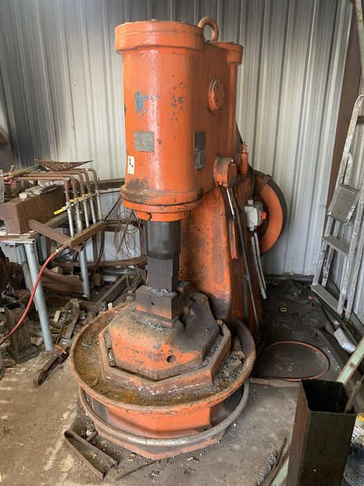 Młot kowalski pneumatyczny MS-100B