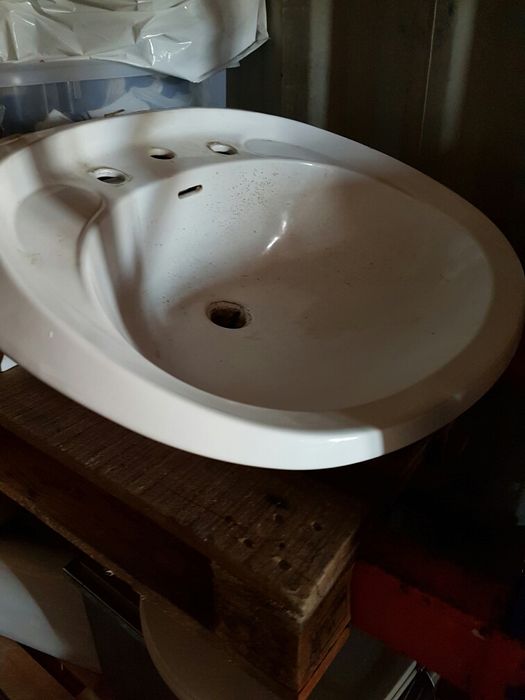 Various sanitary ware items, toilets, columns, and flush tanks.64310008521475123