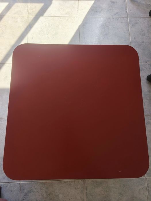 Mesa de apoio IKEA TINGBY vermelha com rodas