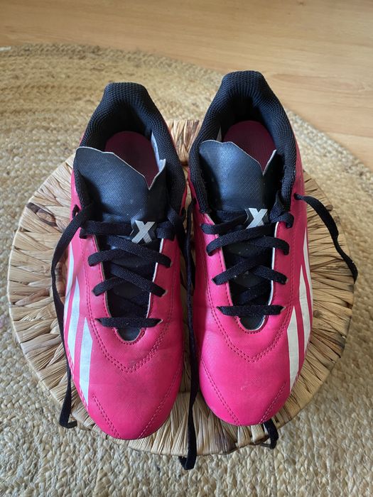 Chuteiras de futebol rosa da Adidas