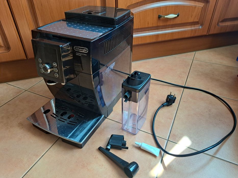 Ekspres Ciśnieniowy DeLonghi Cappuccino Ecam 23.260 B, stan bdb