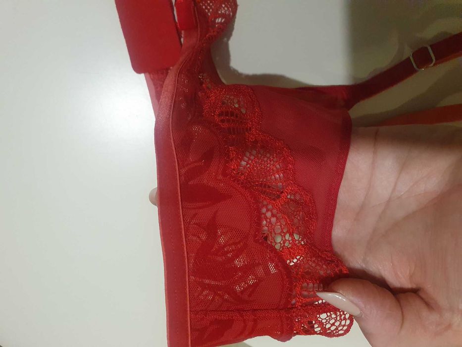 Червоний пояс для панчіх від Triumpph