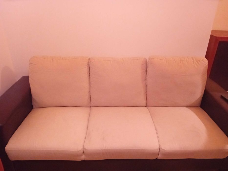 Sofá três lugares, com braços em pele
