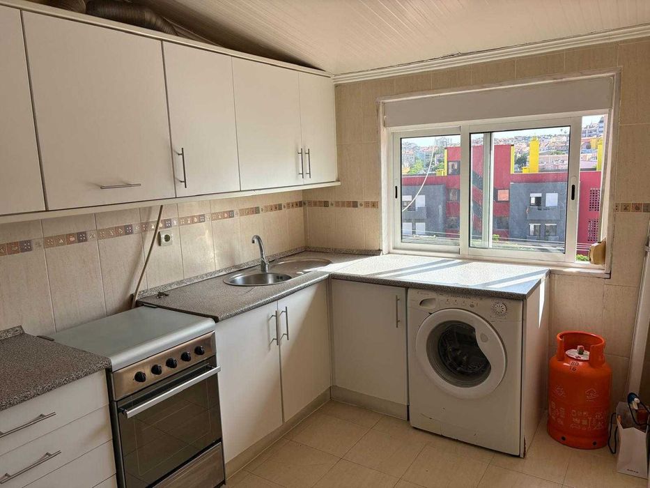 Apartamento T1 com excelente luz natural junto às Olaias
