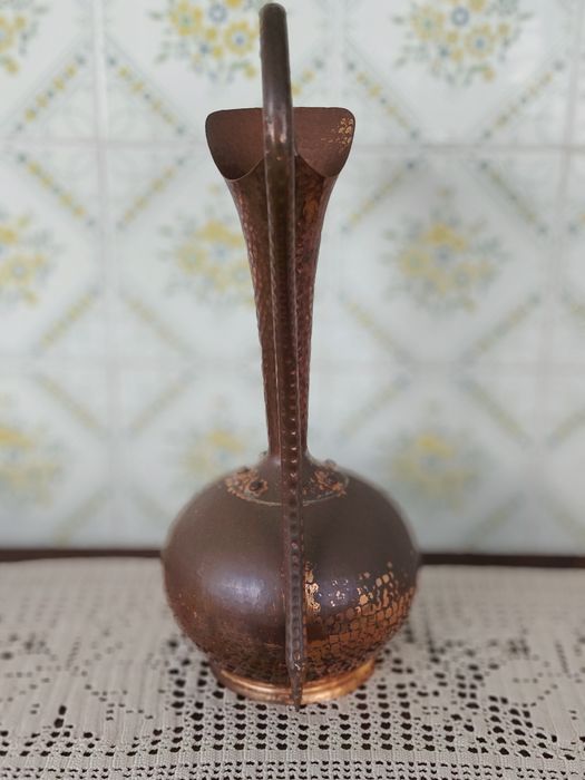 Jarra com Pega em Cobre Martelado