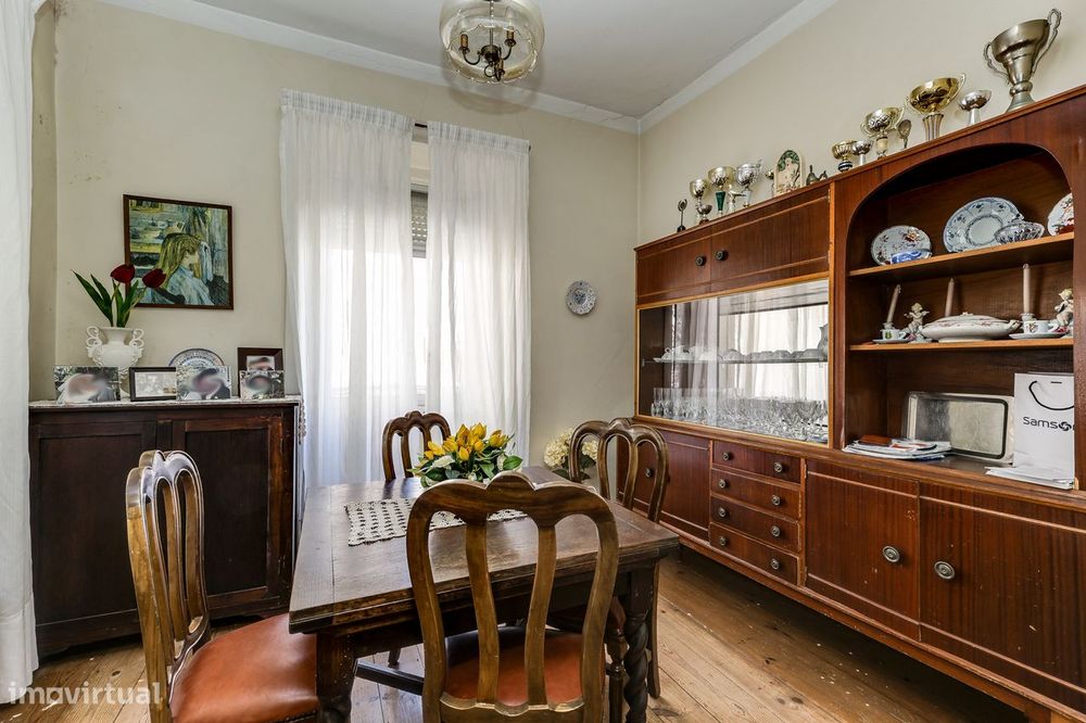 T3 em um andar de Moradia Para Renovar com Jardim e Localização Privi