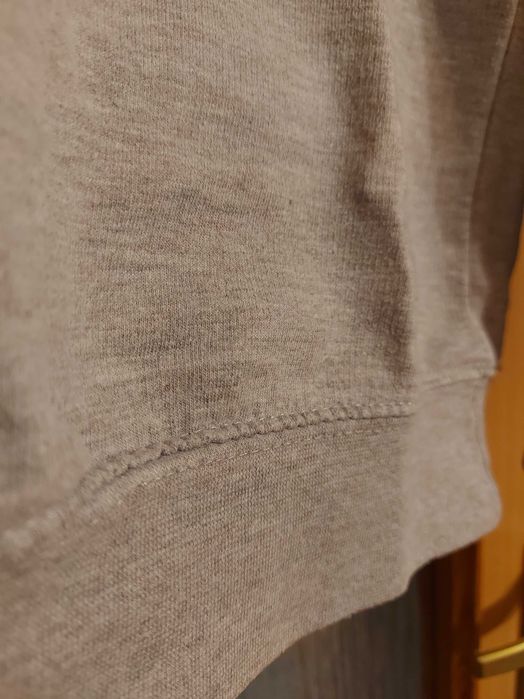 Szara bluza z przesłaniem