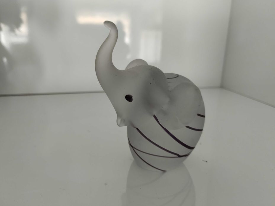 Elefante em vidro transparente e riscas pretas