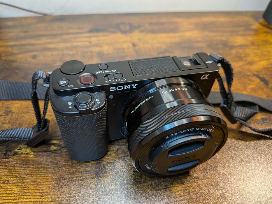 Sony ZV-E10 + 16–50mm + 2 mikrofony + akcesoria – stan jak nowy