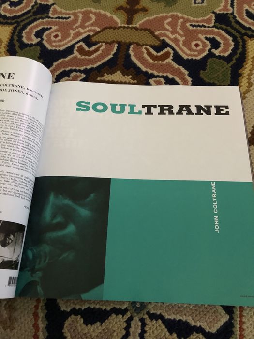 Livro com as capas de vinis de jazz