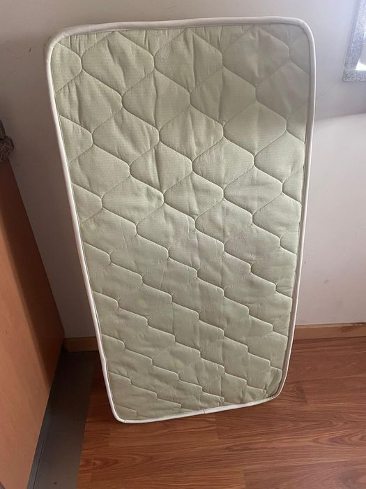 Cama e colchão com saco para guardar