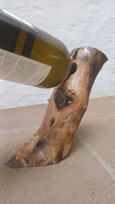 Suporte de garrafa em madeira natural. Estilo Rústico