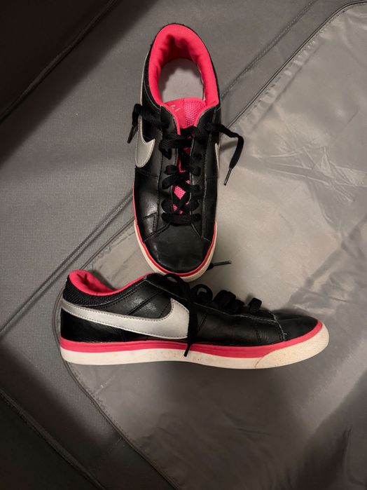 Ténis Nike pretos e rosa