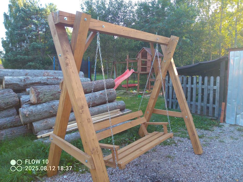 Huśtawka ogrodowa z kantówki.