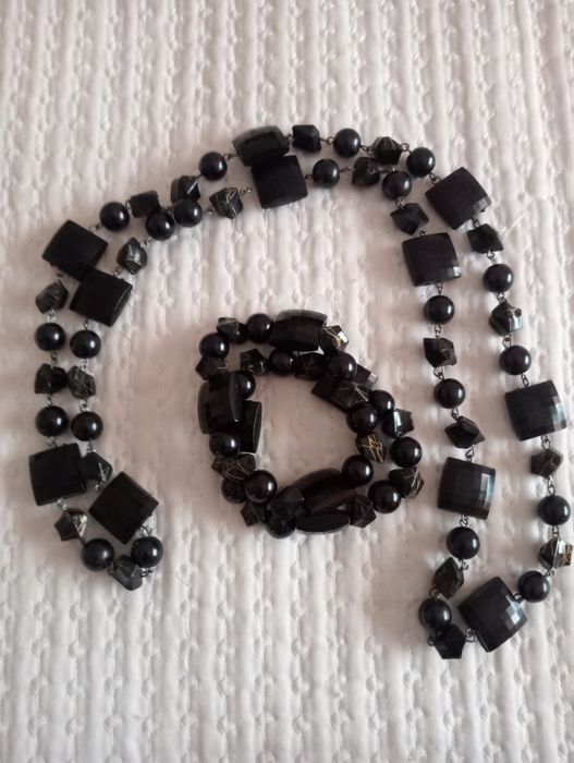 Colar comprido e pulseiras