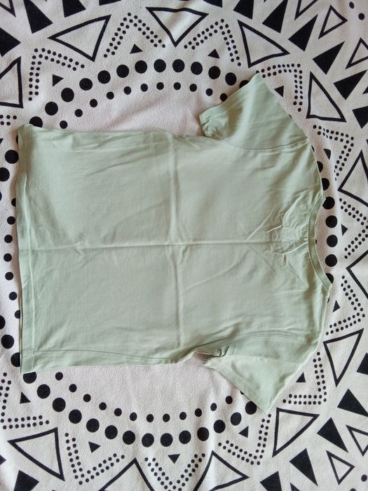 T-shirt zielony z motylem 122/128 H&M