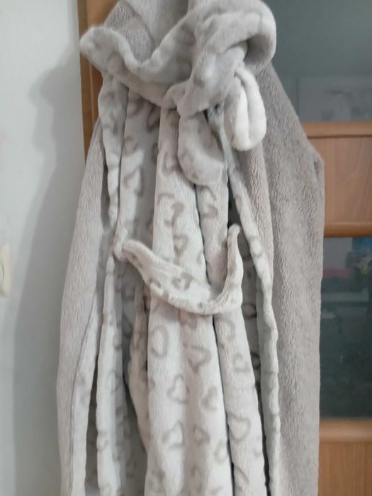 Ubrania szlafrok i zebra piżama 164