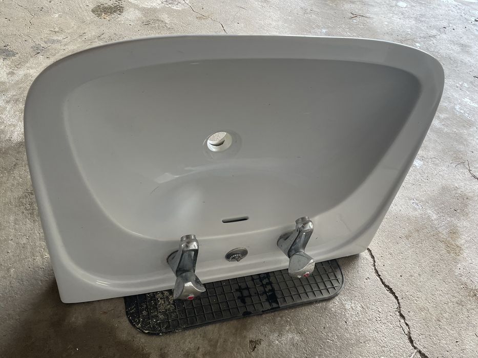 Sanita + dois autoclismos e lavatorio