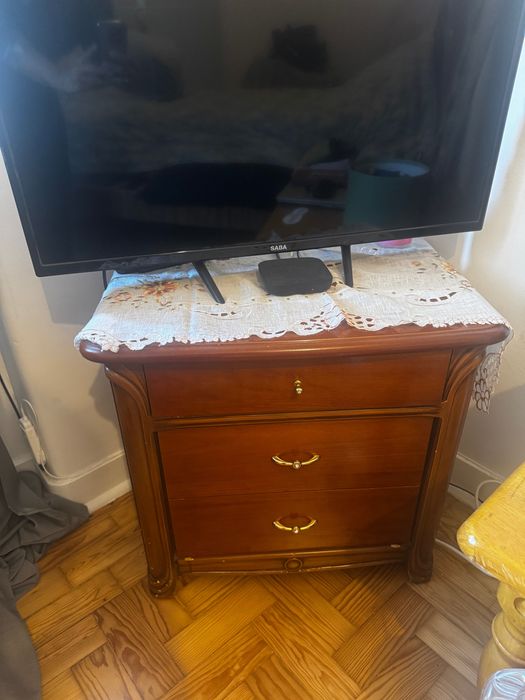 Venda de cama sem colchão e dois criados