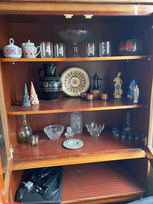 Посуд: тарілки, кувшин, чарочки, статуетки