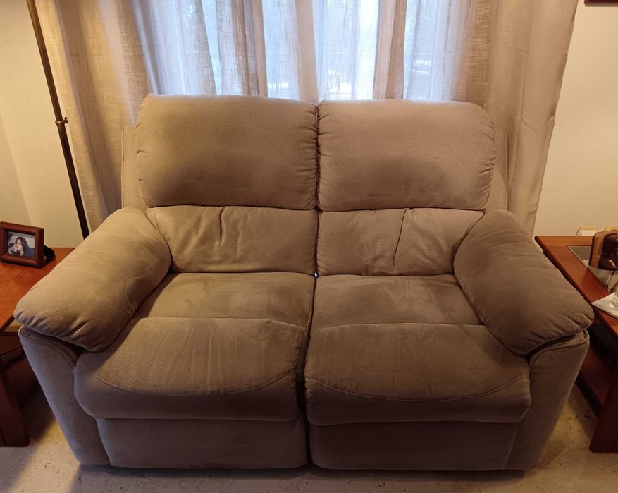Conjunto sofás com avanço pernas