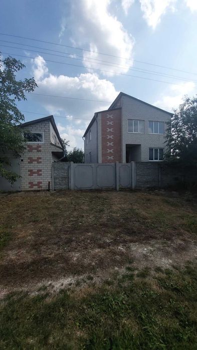 Будинок з комуікаціями