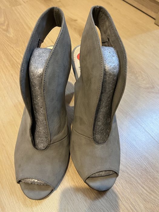 Markowe buty botki Carinii rozm.39 szare