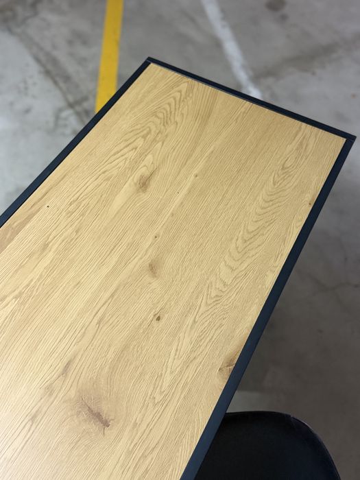 Mesa alta com cadeiras
