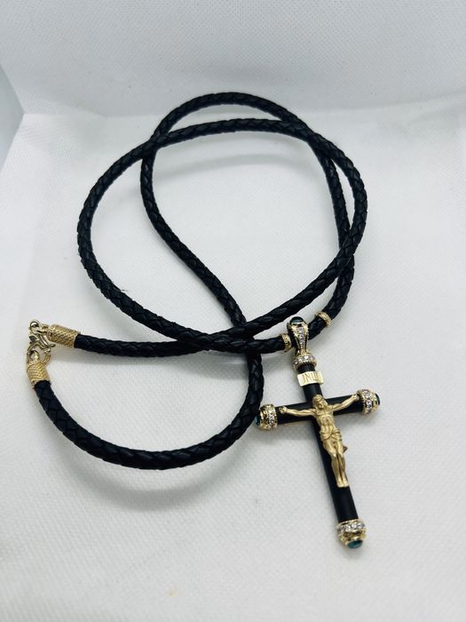 Золотой крест , эбеновое дерево, 1.15 карат.