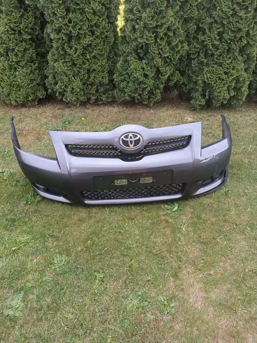 Zderzak Toyota Corolla Verso uszkodzona