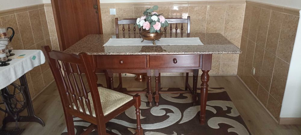 Mesa de Refeições em Granito Rosa