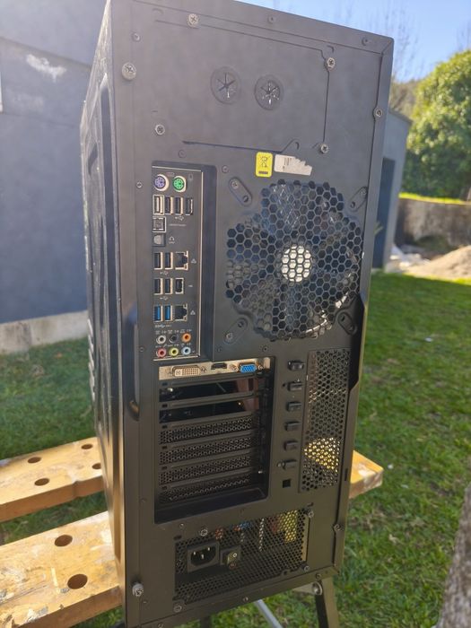Computador Desktop i7-4930K / 24GB RAM / SSD 240GB / VRAM 2GB / Win 11