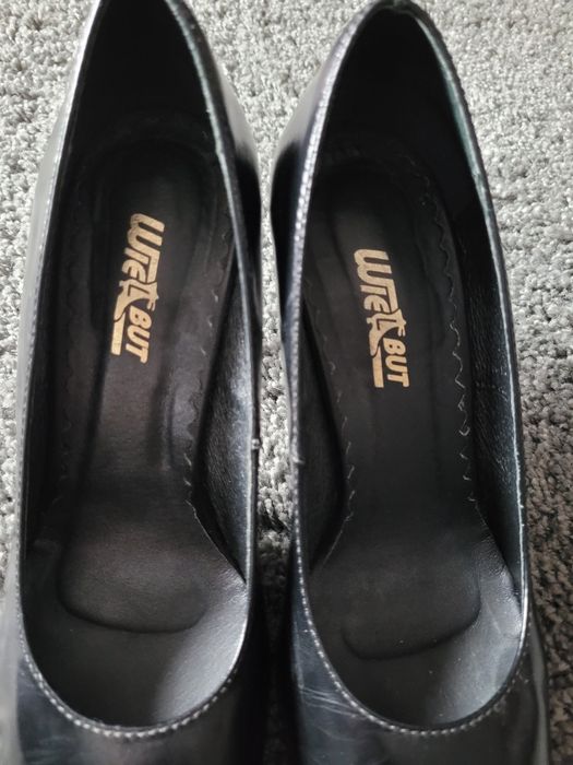 Buty szpilki lakierowane na obcasie