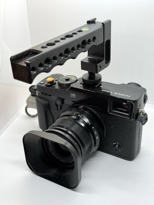 “Gimbal” fixo de metal.