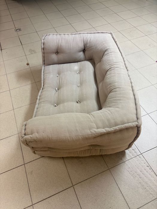 sofá baixo, para espaço pequeno, ou para quarto.