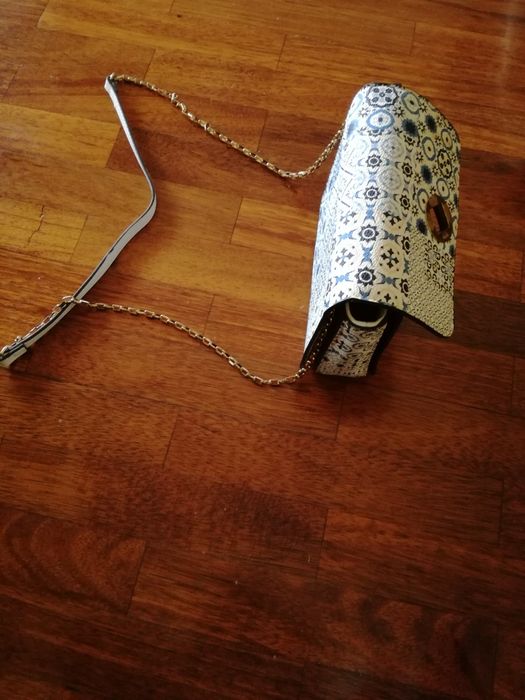 Mala  de mulher com alça para levar ao ombro