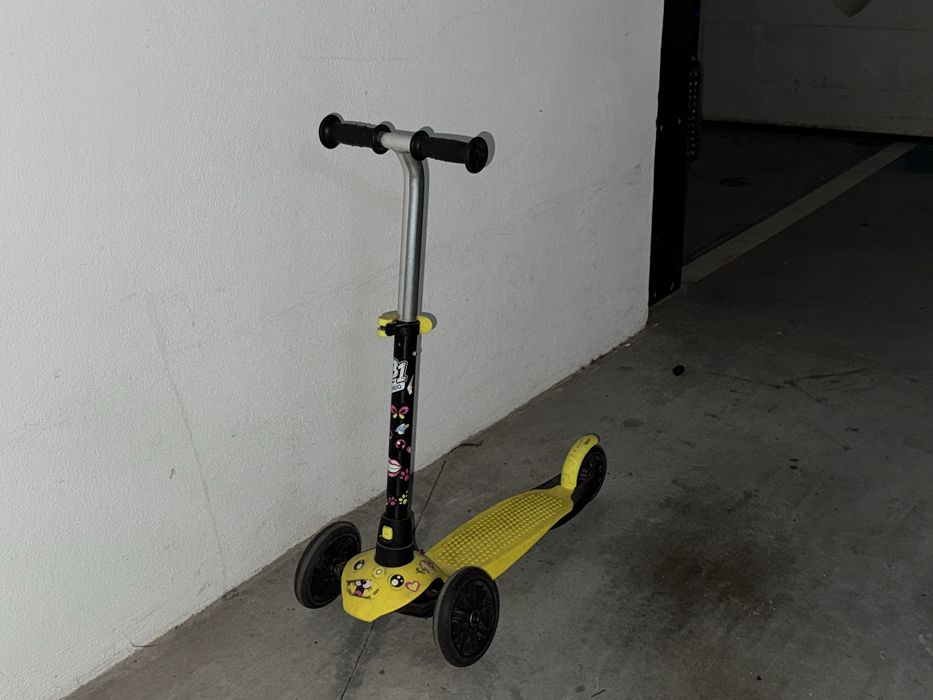 Trotinete de criança cor amarela