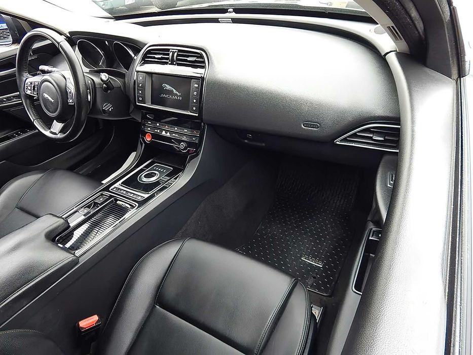 Jaguar XE 25t      2018