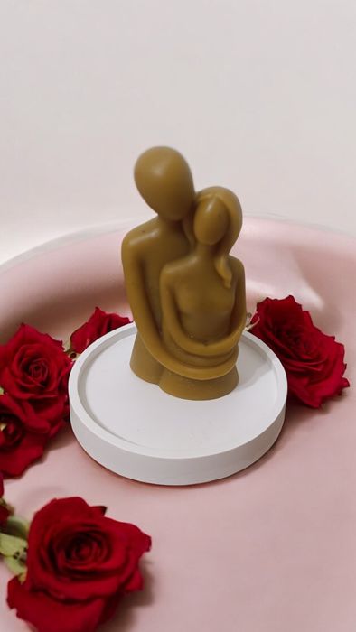 Свічка подарунок Валентина пара обійми натуральна з бджолиного вос