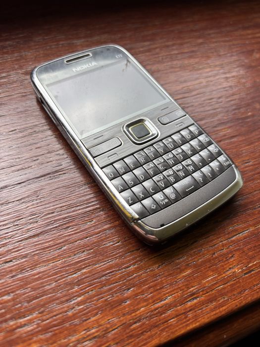 Nokia E72 + pudełko, ładowarka, uchwyt i akcesoria