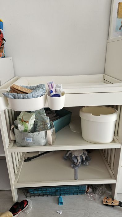 Trocador branco com prateleiras