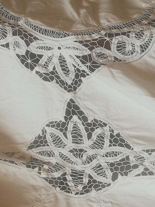 Toalha de mesa retangular, toda feira à mão.