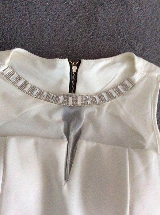 Biala bluzka z baskinką