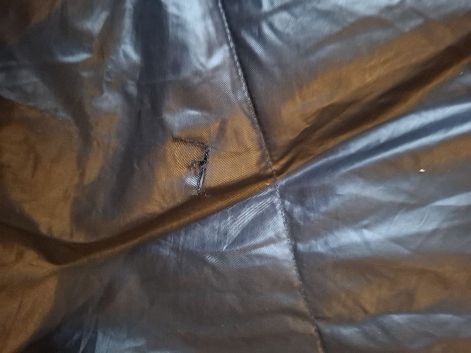 Czarny płaszcz pikowany 42