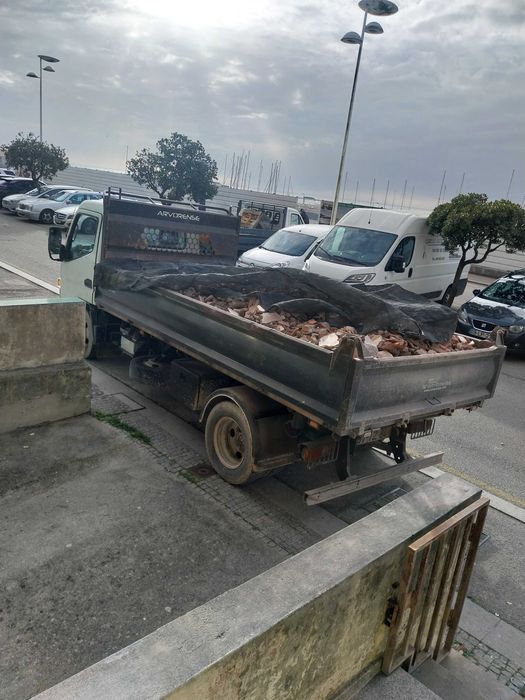 Madeiras pladur telhas entulho sucatas lixo moveis eletrodomésticos